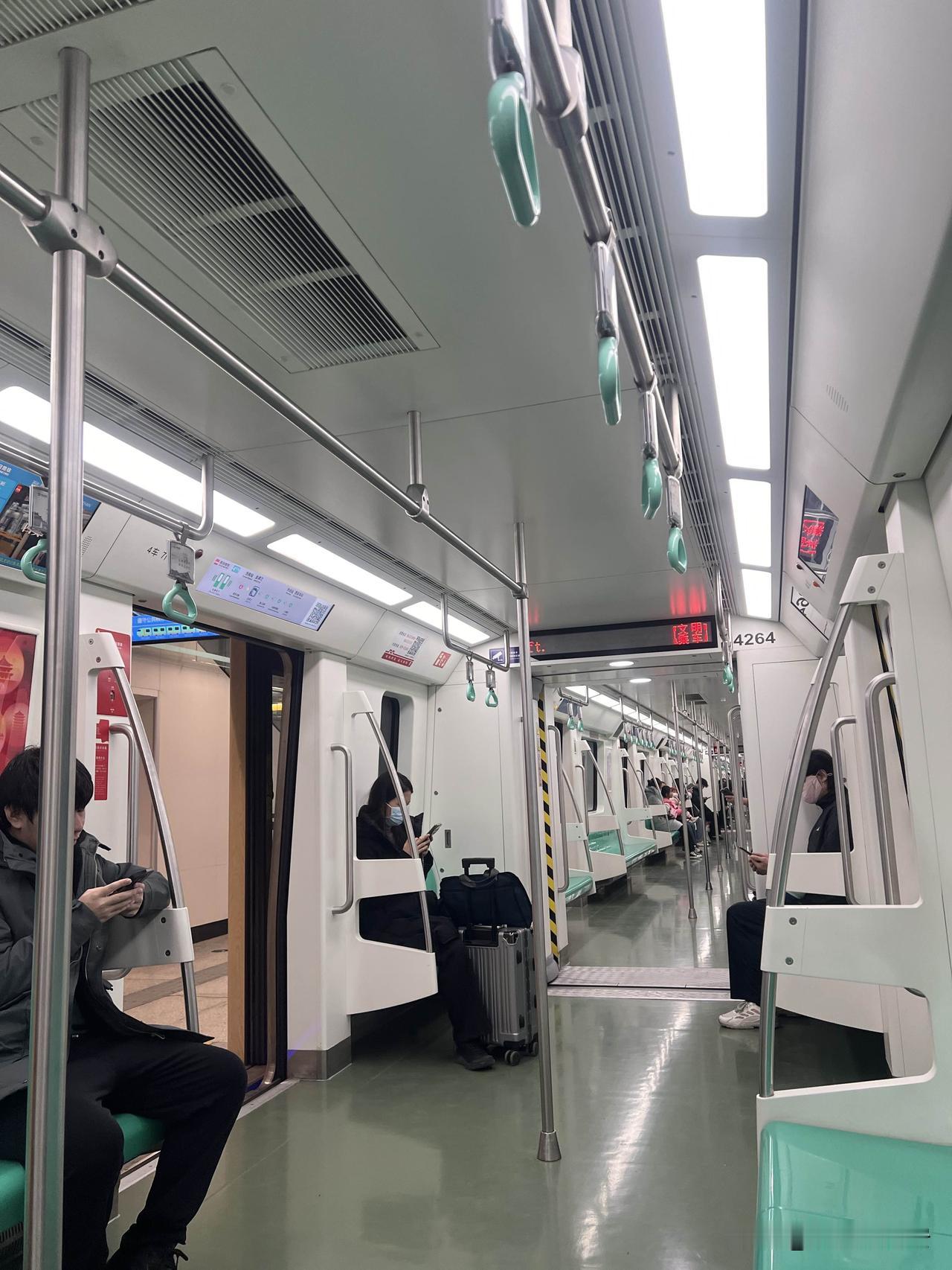 12月14日下午15时的地铁4号线

曲江池西往西安北站方向，

地铁进入大雁塔