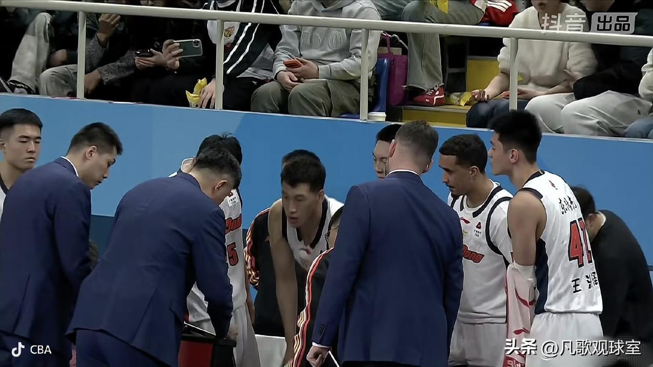 广东一手好牌打得稀烂，究其原因还是在主教练，杜锋犯了五大错误：
1、不断尝试阵容