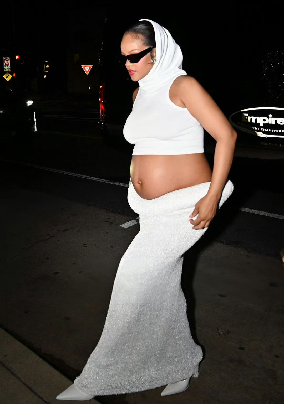 Rihanna  洛杉矶街拍   服饰： ALAÏA ​​​