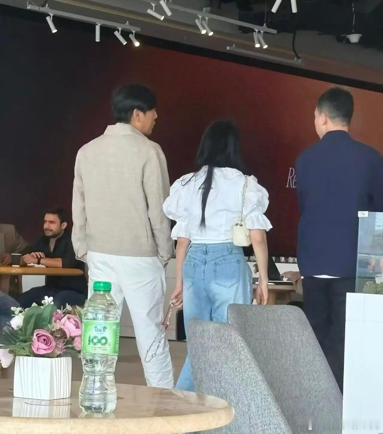 伊能静和老公秦昊现身迪拜看房，夫妻俩来到售楼处，在一位经理的陪同下看建筑模型，夫