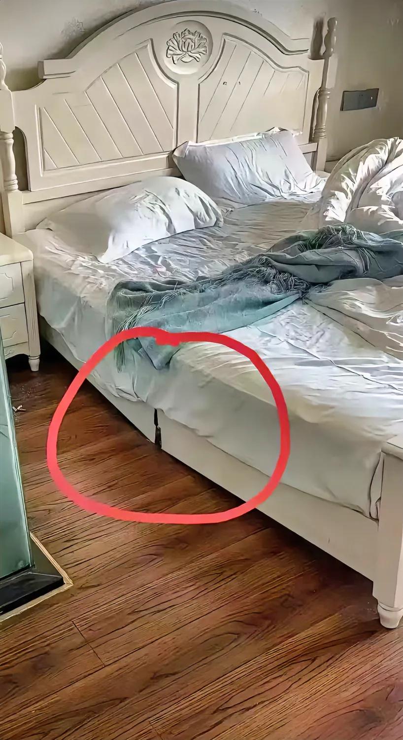 如图⬇️
像这种情况，酒店能不能让包赔损失？

我闺蜜昨晚开了个房，结局不太理想