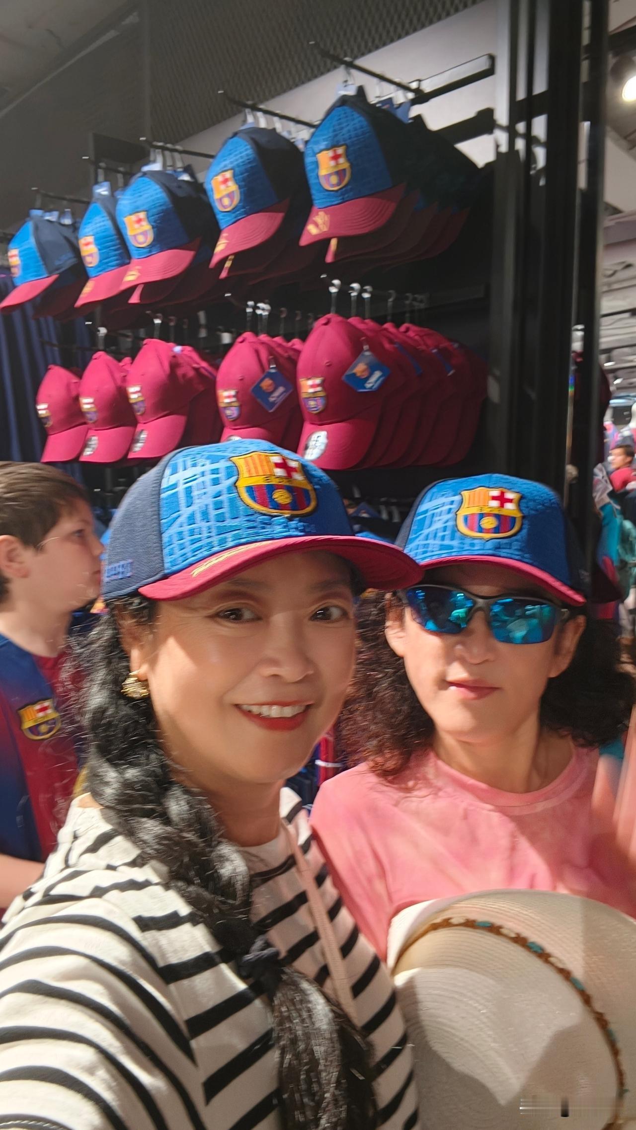 西班牙四川省大小的国家，却能把足球踢得如此精彩，世界排名第二，仅次于阿根廷。
