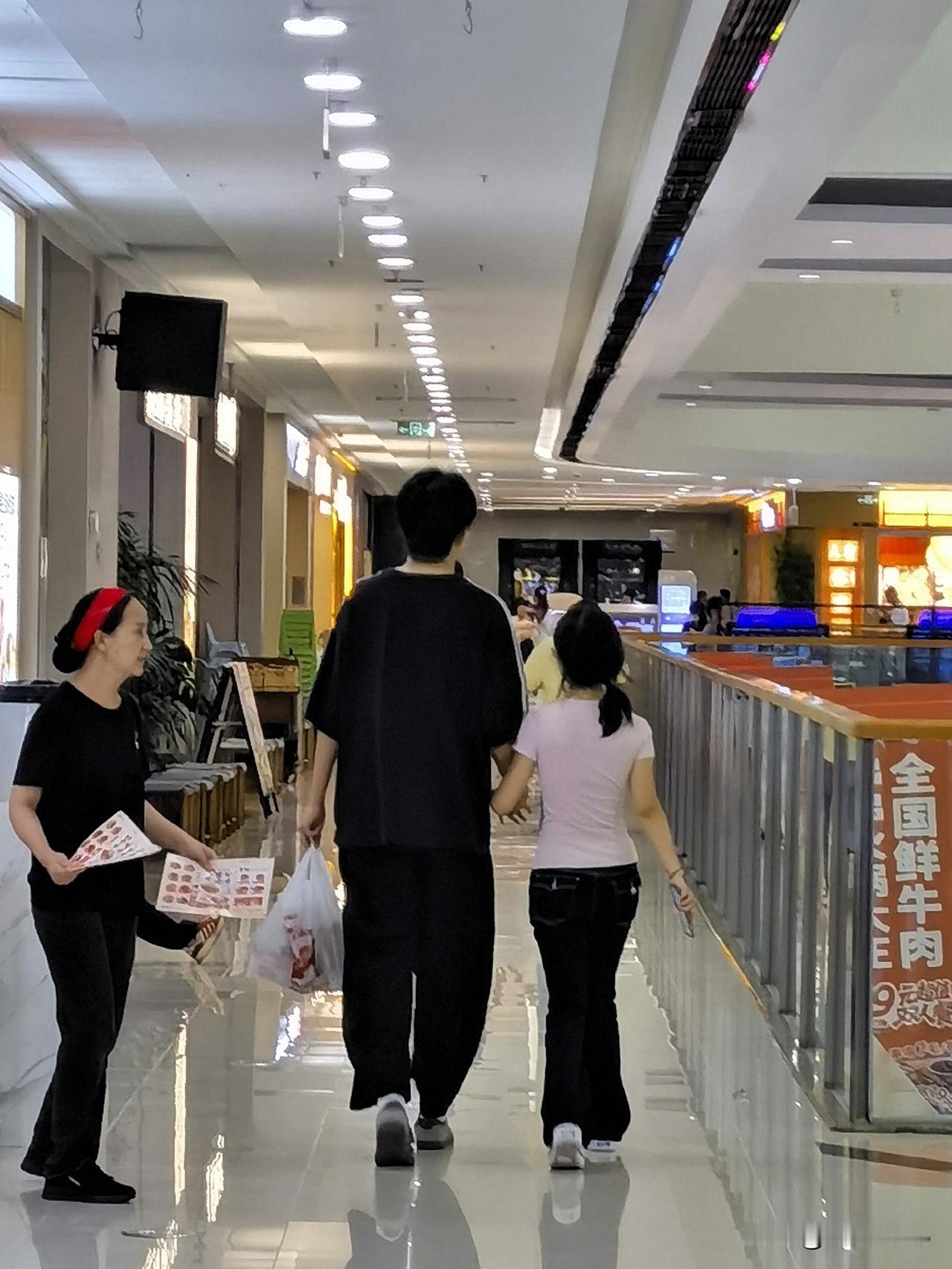 昨晚在广场吃饭，一抬头就被甜到了，一对情侣从面前走过，男生高高大大，女生小小一只