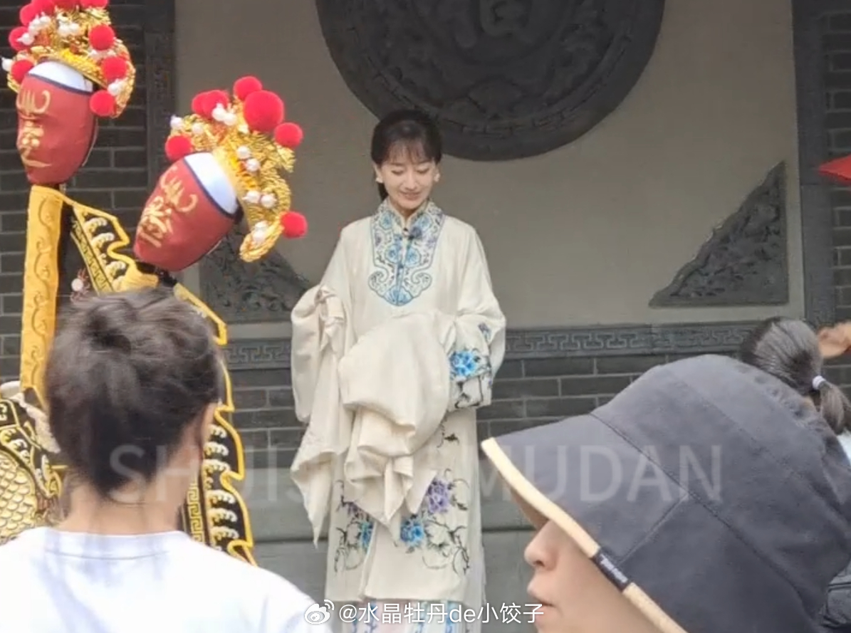 这边呼叫一下媳妇儿☁️，教你婆婆玩一下水袖，我感觉她快被缠住惹……