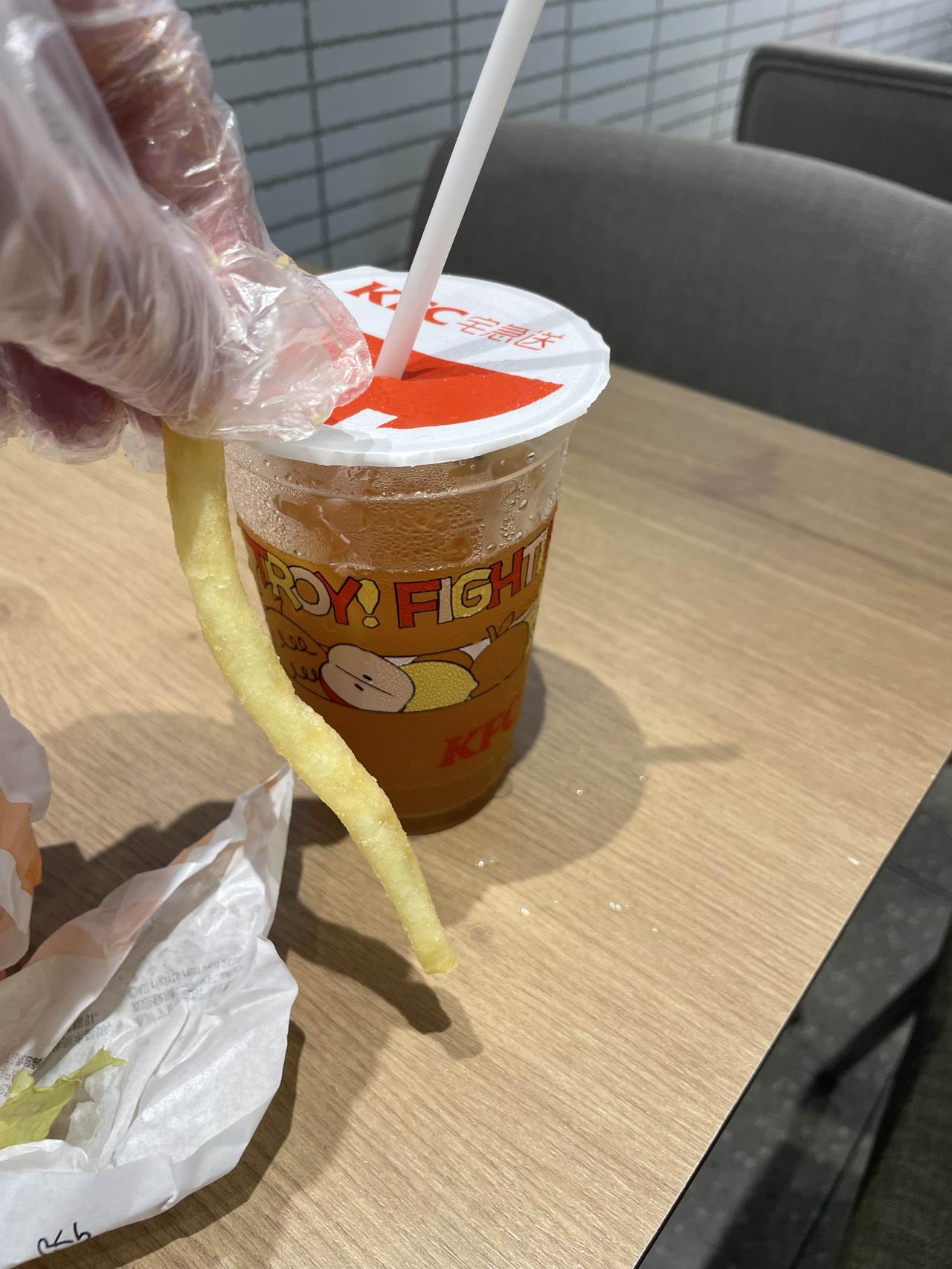 炸鸡汉堡配冰饮，满足你的味蕾！🍔🍟🥤