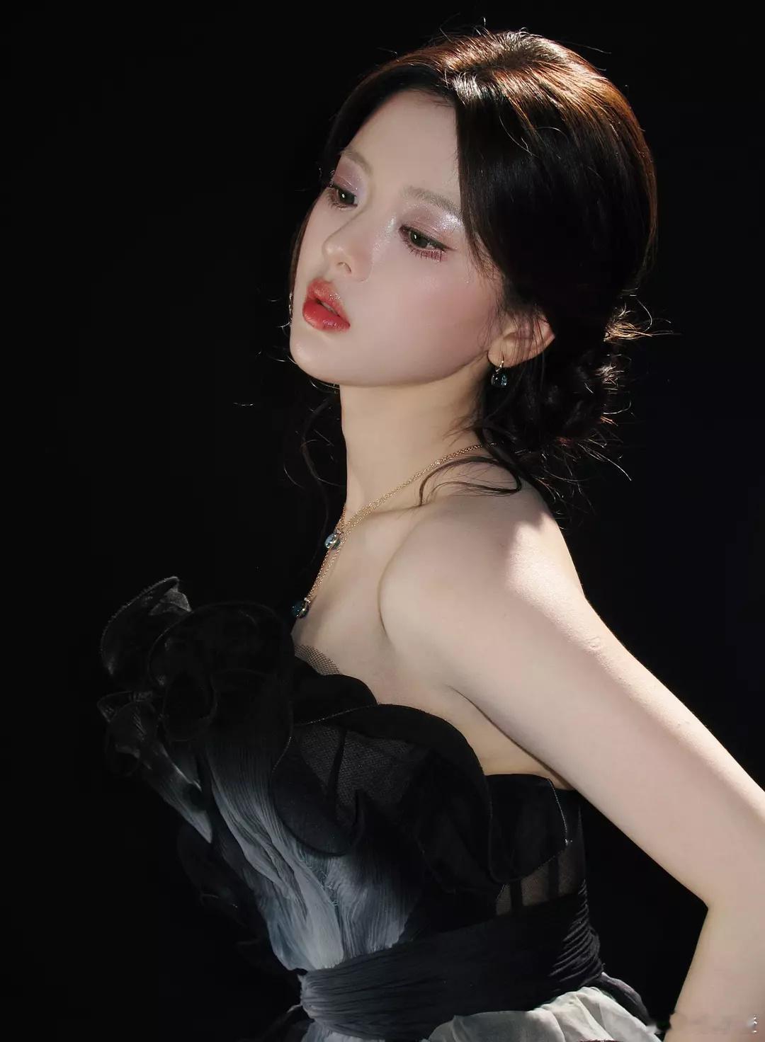 获得什么的资源都是杨超越应得的说人扑的是nc饭圈的标准＝无营销和被网bao，业内