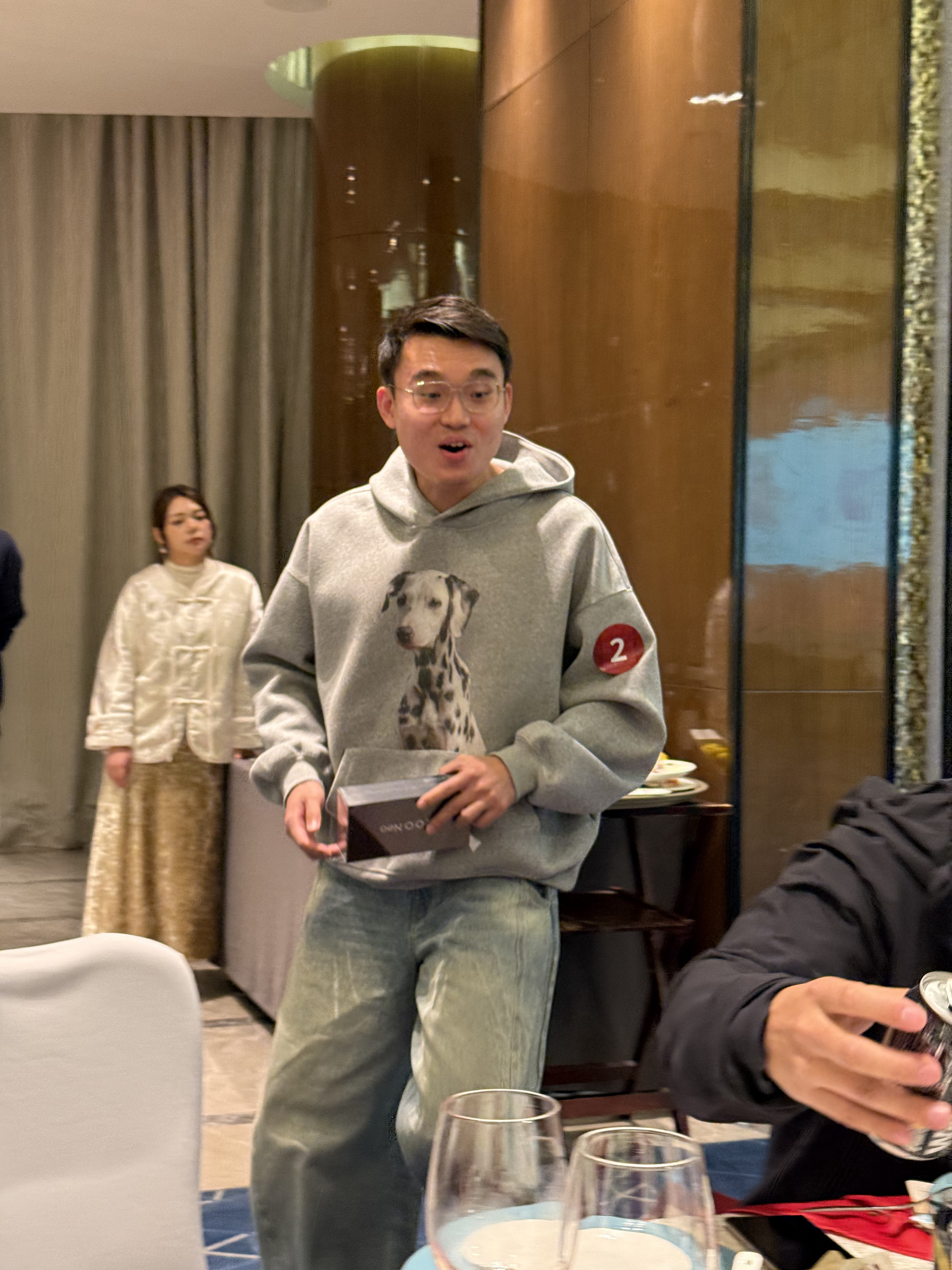 这个叼毛在vivo家宴上中了一台手机，他要是没在微博抽奖送给网友，我瞧不起他。[