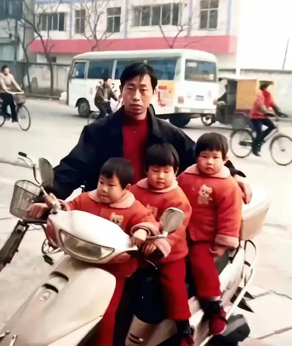 女大十八变，丑小鸭成小天鹅了，长得亭亭玉立，甜美可爱，你们岳父拉扯三个女儿长大，