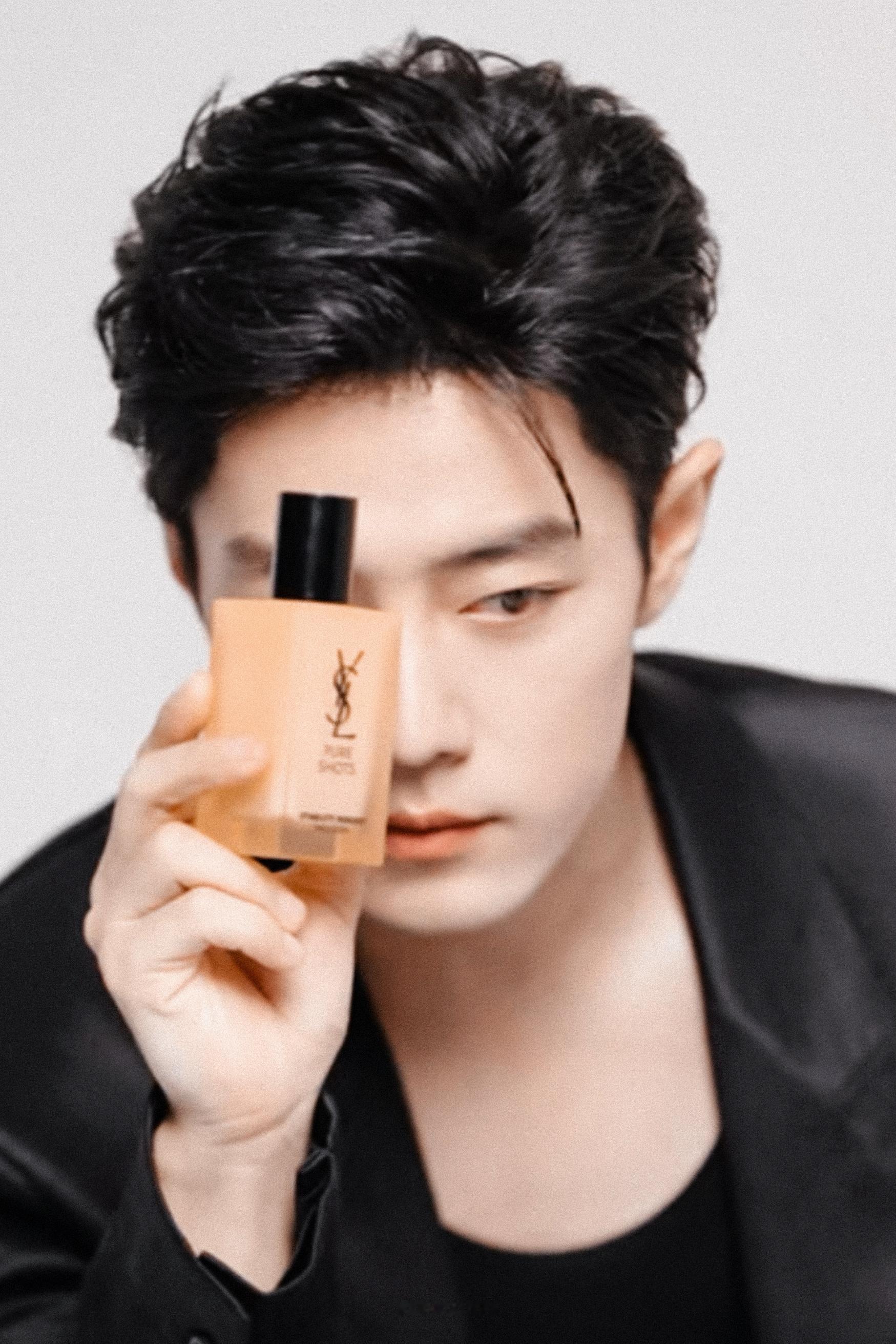 肖战   以前星星醉酒到处跑，月亮跌进深海里，我从未觉得人间美好，直到你来了 ​