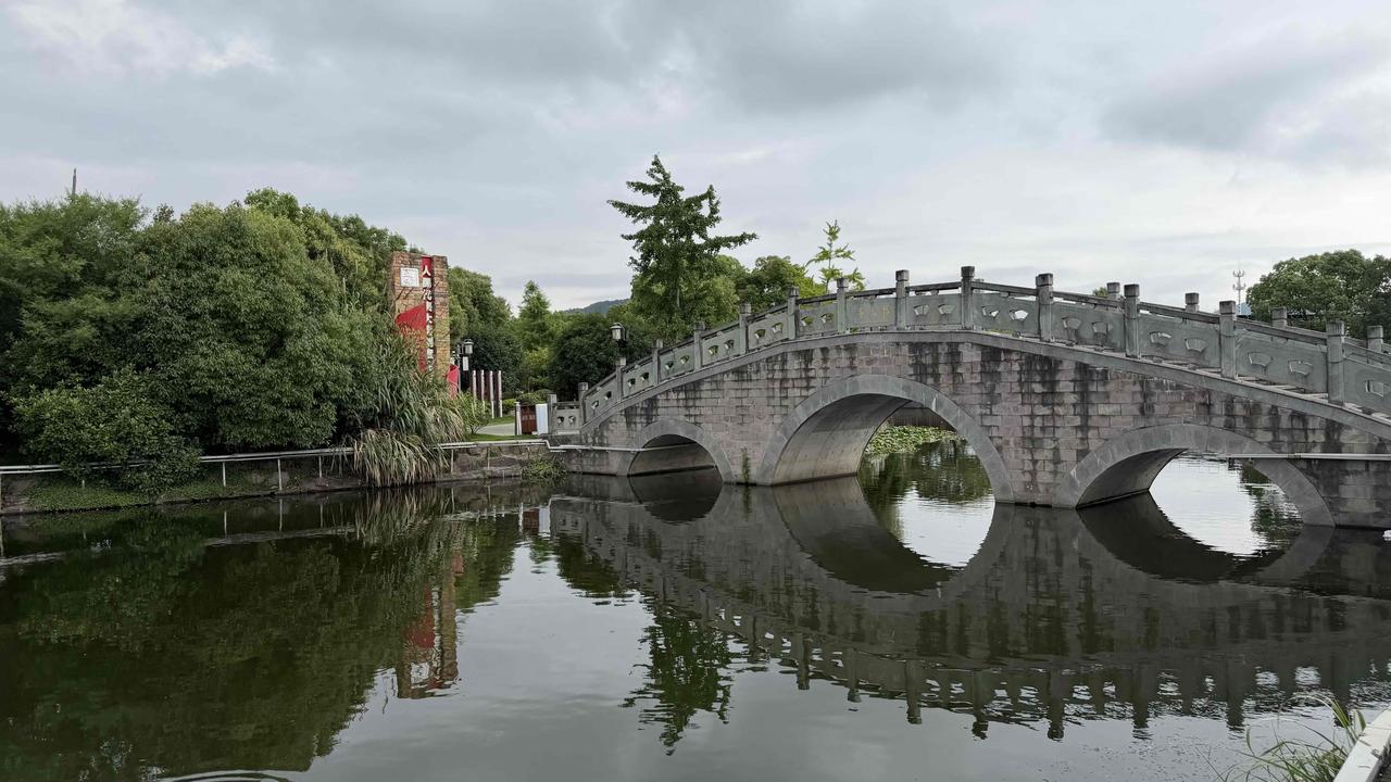 今天下午宝宝午睡醒来后才不到两点，天气预报要下雨，与育婴阿姨一商量，不如打卡去仁