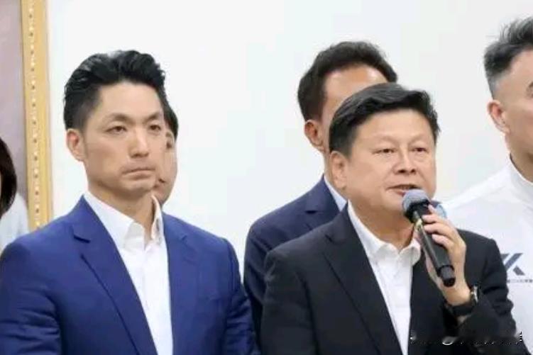 蒋万安倡倒阁引发蓝营内部讨论，傅崐萁首度回应：所有方案均可讨论

针对蒋万安抛出