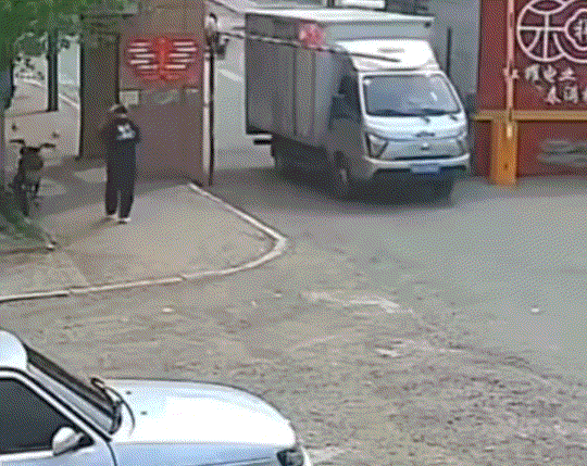 黑龙江黑河北安市一小区，一名女子正常行走到小区入口时，一厢式货车也正好从入口准备