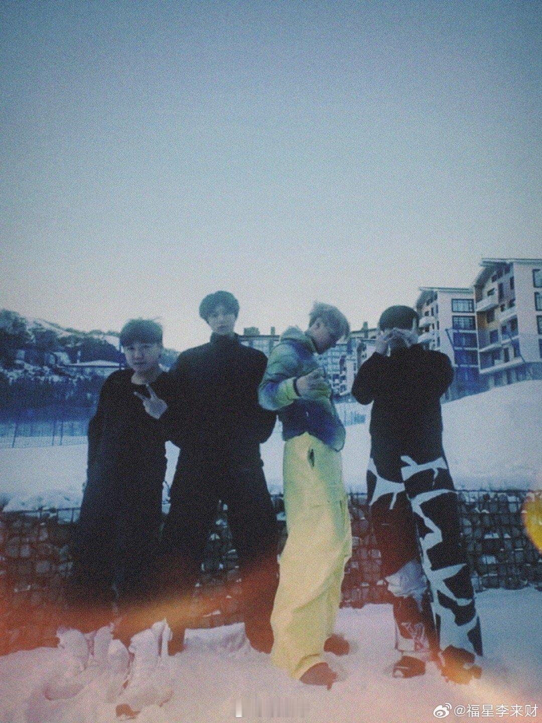半个娱乐圈都来滑雪团建了 雪场因为明星们的到来而格外热闹。看王安宇玩雪的样子就觉