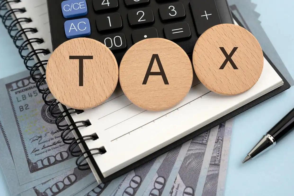 美国这波操作真的越看越气人，美东时间4月20号，美国海关正式开通关税退款通道，一