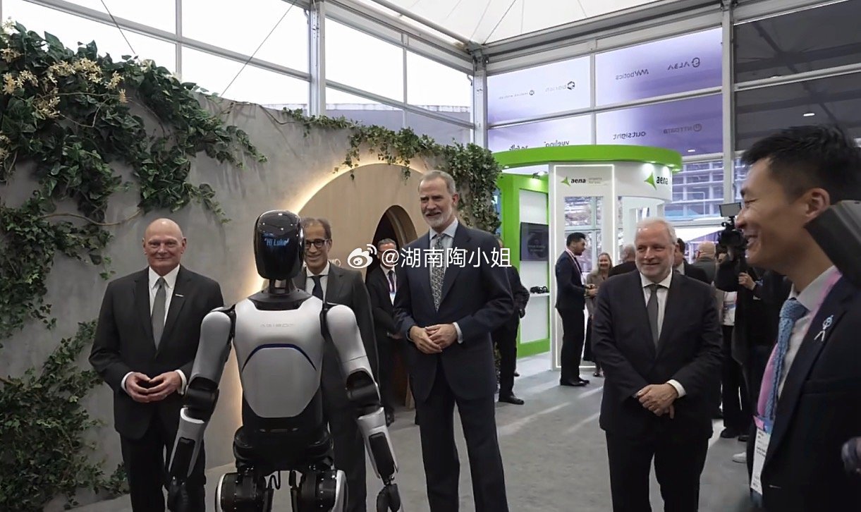 MWC2026展会首日，西班牙国王费利佩六世参观未来机场展厅，“远征A2”作为智