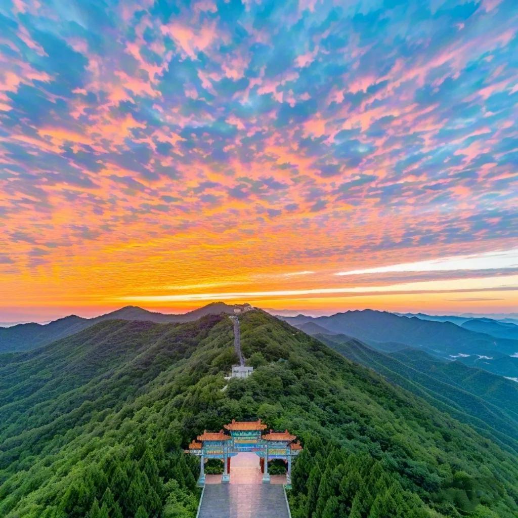 岭扉和岭霞都源自古诗，前者出自宋·周紫之《读东坡儋耳新诗》；后者则源自宋代范仲淹