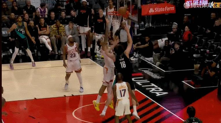 虽然是第一次出手被理查兹盖掉，但小杨拿下篮板后打进2+1