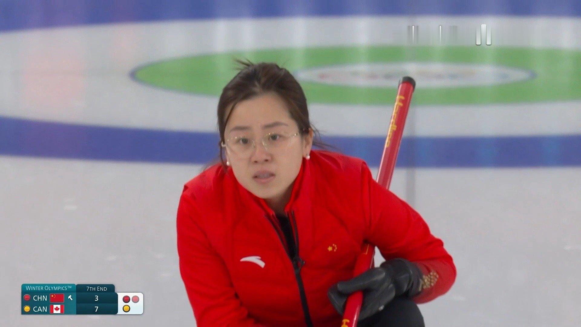 紧锁眉头的老妹儿看着让人心疼，松弛些放手一搏吧，大家享受在赛场上的每一次投掷就行