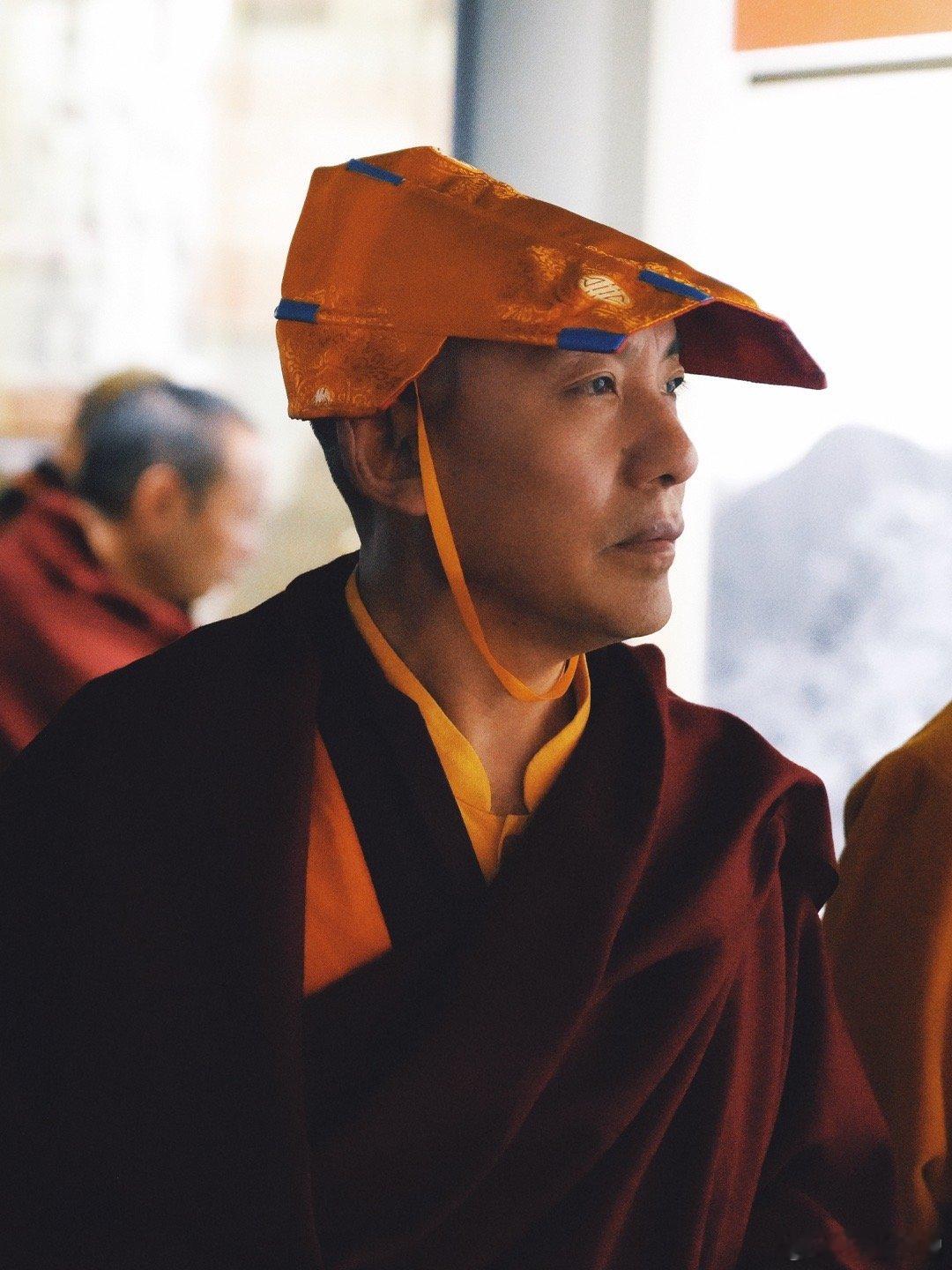 རྒྱང་རིང་གི་འཇིག་རྟེན་ལ་ལྟོས་ནས་མདུན་ལམ་