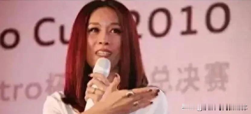 那英**确实在公众场合对于与刀郎之间的争议进行了回应**，她否认了遭到封杀的说法