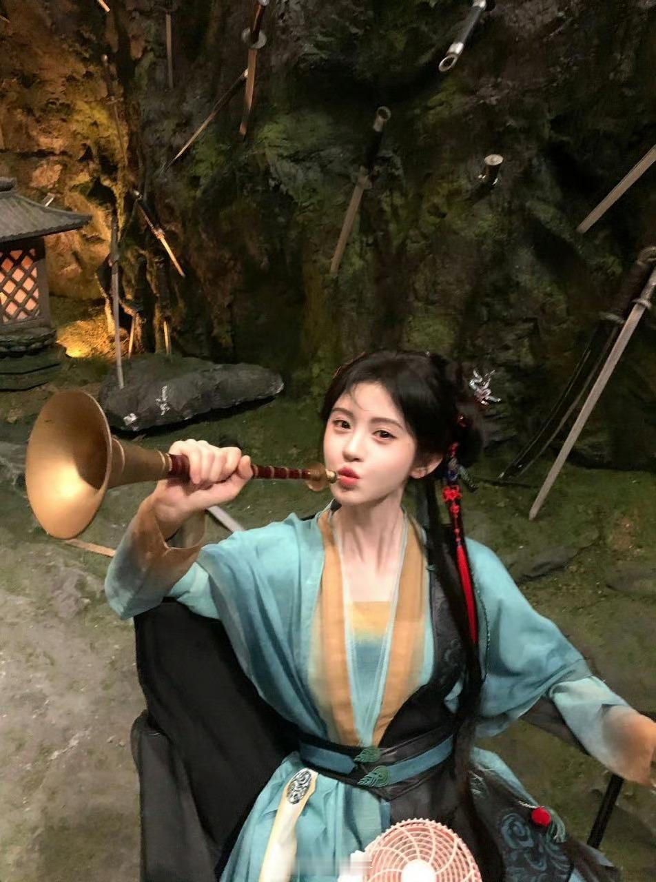 鞠婧祎来战阿黛才艺展示鞠婧祎这是要萌亖谁了啊！鞠婧祎在电视剧《来战》的新物料来了