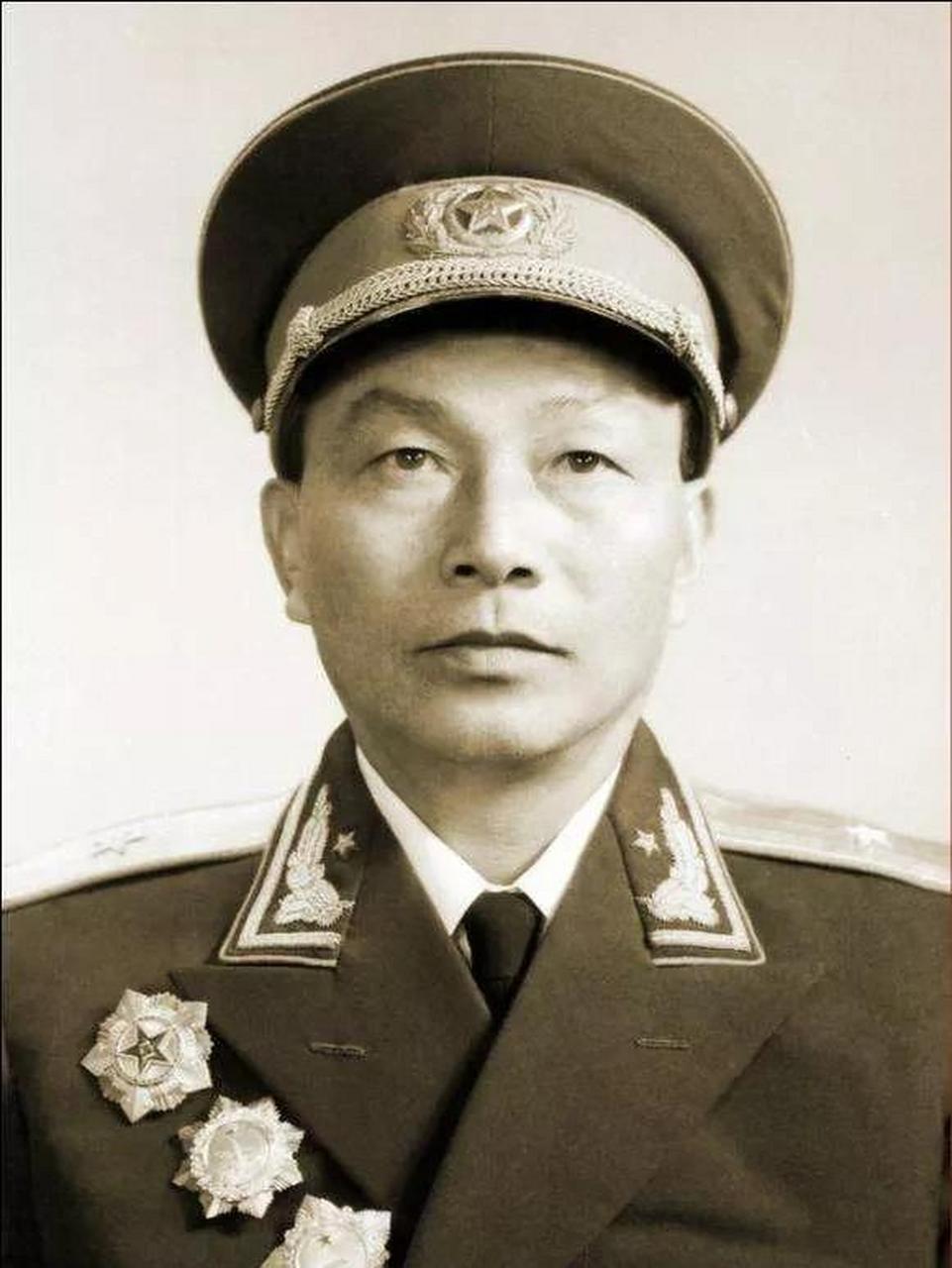 没想到1979年杭州万人公审现场，那个被4名法警死死按住、曾经不可一世的壮汉，竟
