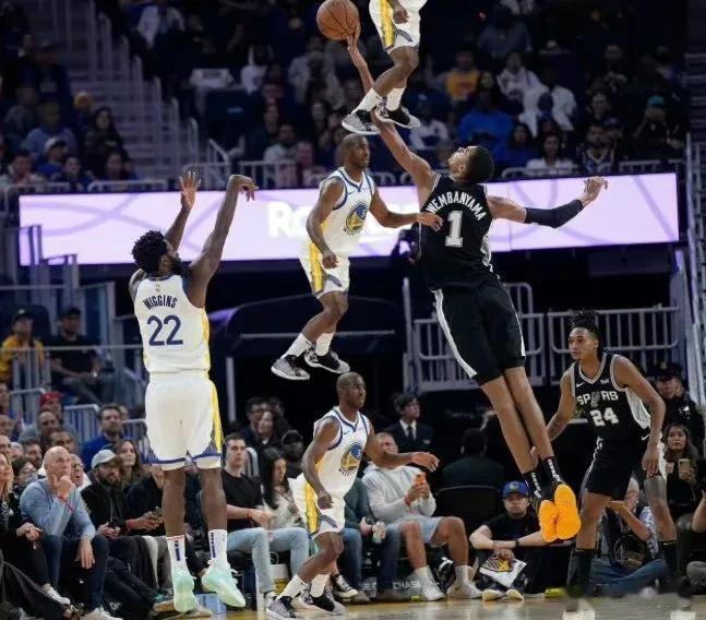 NBA新型内线如何？

波尔津吉斯：身高2.21米，臂展2.29米，首秀30分8