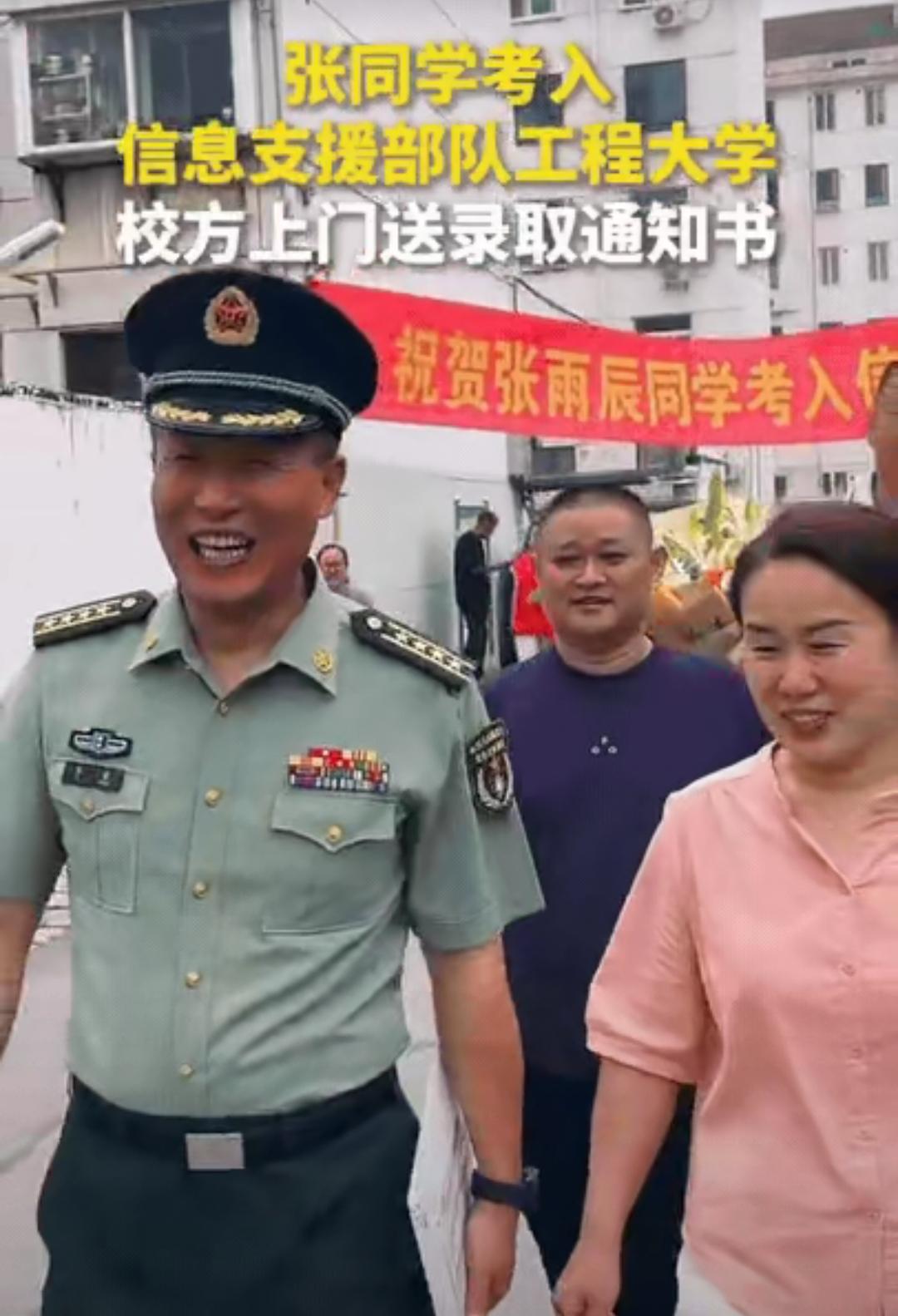 小区一阵热闹锣鼓声，本以为是办喜事，真相曝光之后让人由衷敬佩。淄博女孩张雨辰等到