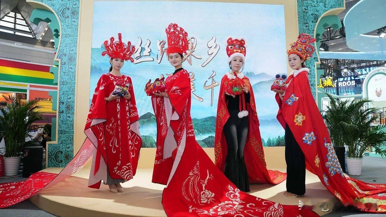 红妆映日，喜气盈门古典红妆照 红妆新娘照 红妆囍宴写真 红妆赏雪 红妆图 红妆大