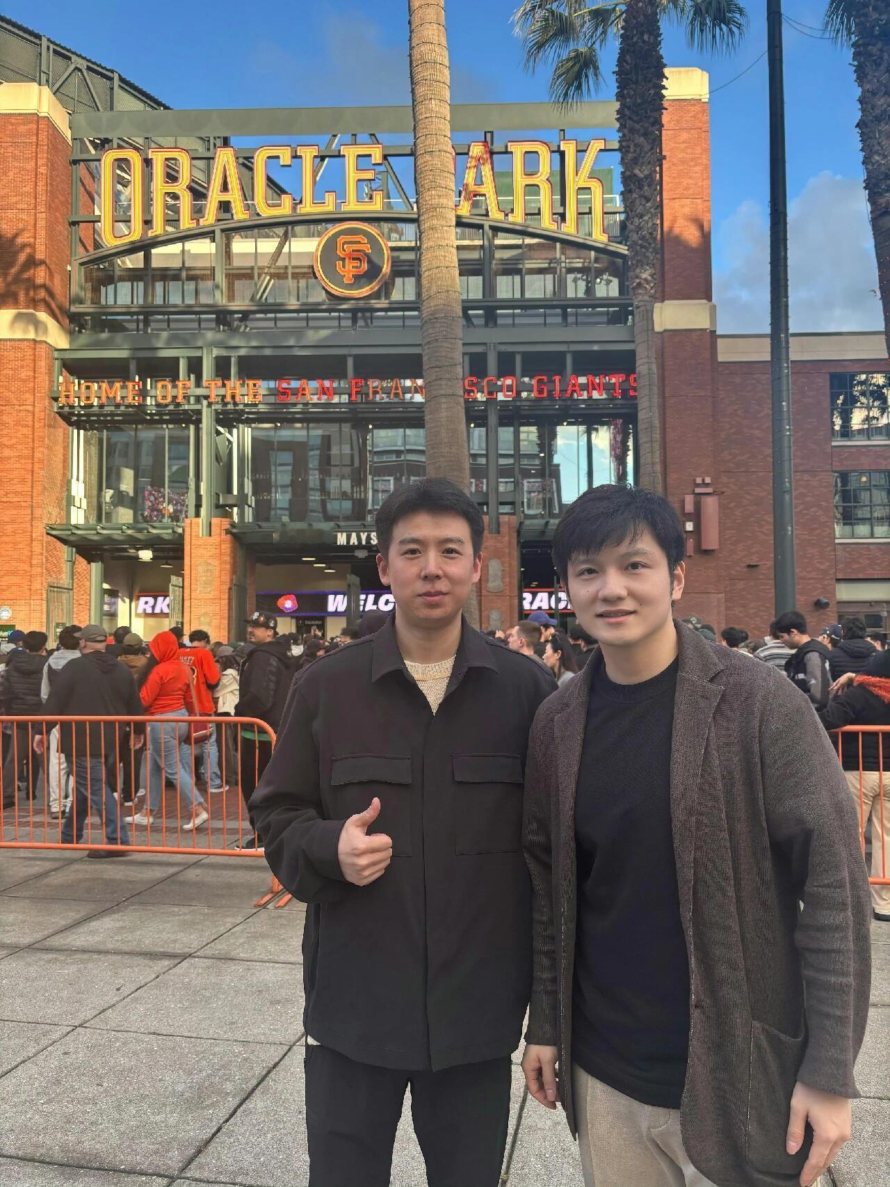 樊振东旅行合影 大洋彼岸的重逢！樊振东现身旧金山甲骨文公园，和同学同游打卡，松弛