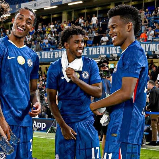 埃斯特旺：对我来说，能有那个巴西球员群体真的非常重要。他们让我比预期更快地适应下