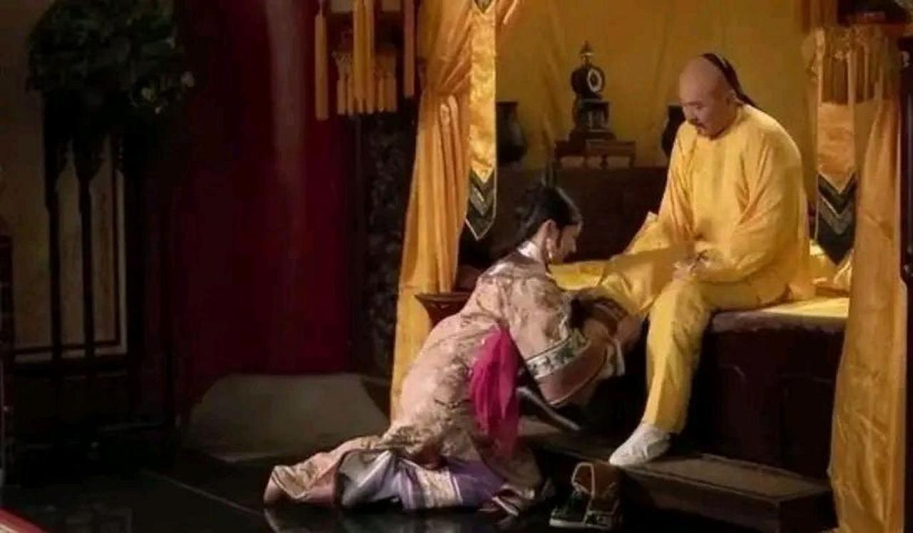 凌晨五点的养心殿，皇帝还没睁眼，一场关于"谁来伺候"的暗战已经悄悄开场。这场差事