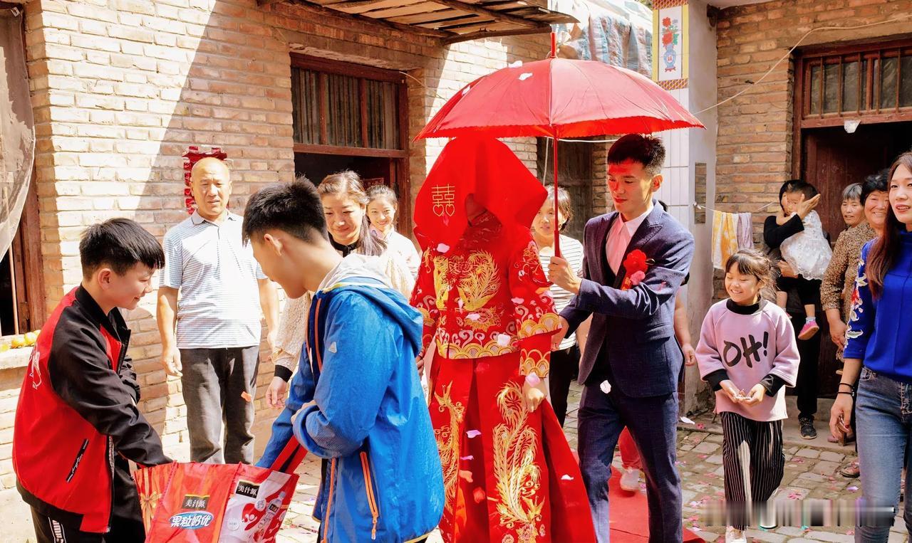我结婚那天，大哥给随了8000元，二哥随了5000元，婚礼结束以后，我偷偷的把大