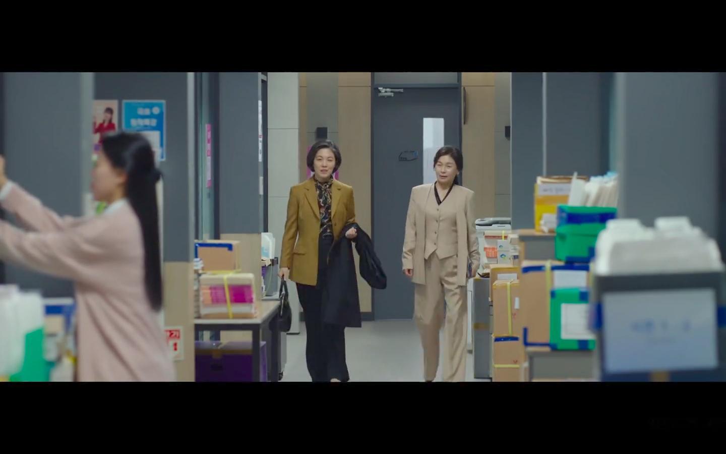 《毕业》里又看到老熟人，春夜里的两位妈妈，静仁的开明文艺妈妈，志浩的含辛茹苦妈妈