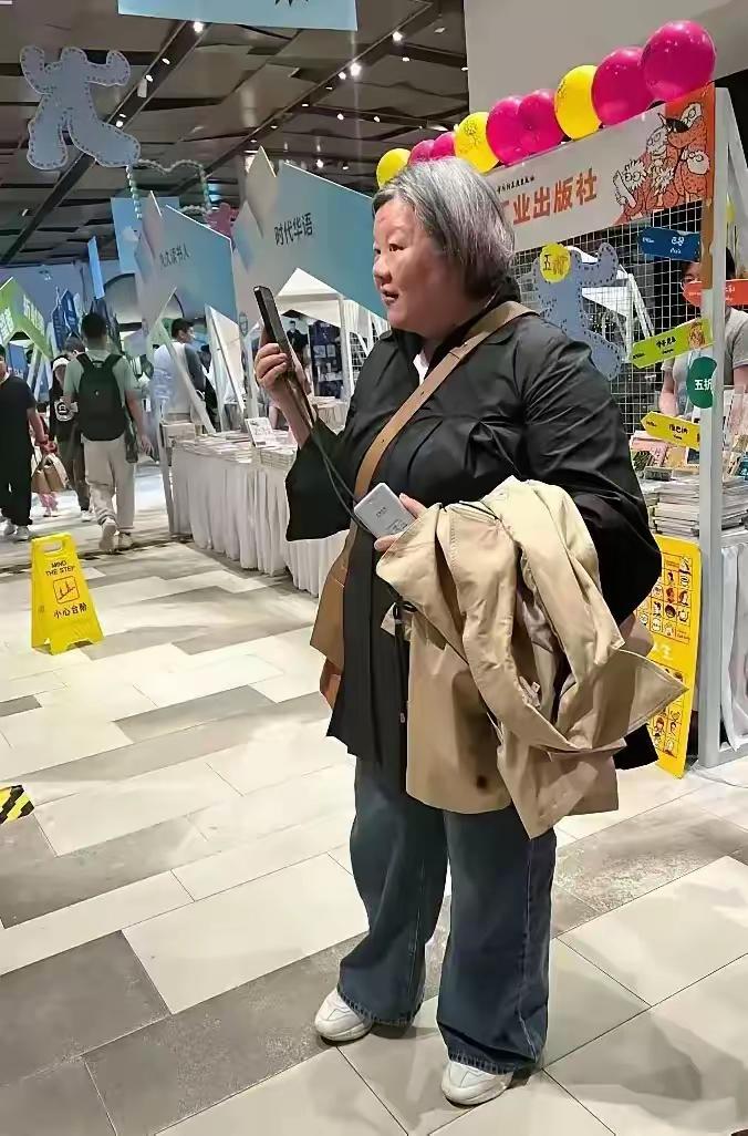 美丽的皮囊千篇一律，有趣的灵 魂万里挑一。说真的，以洪的门第阅历，当年大导演确实