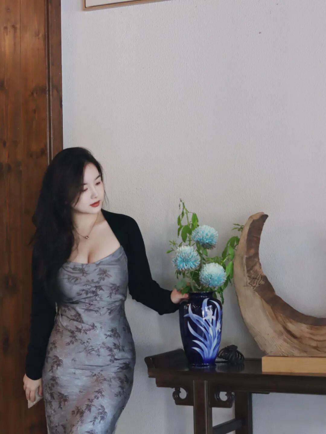 总有那么一刻，会因她的一次回眸、一声轻笑而心动不已。长裙之美，在于能不着痕迹地将