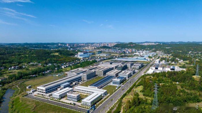 锚定争创西部百强、建设市域副中心目标，南部实打实交出亮眼发展答卷。
工业上经开区