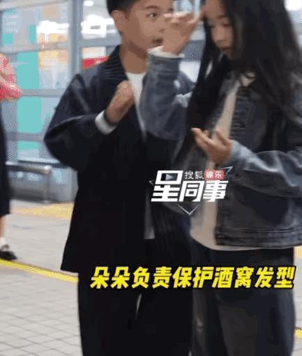 陈思诚8岁的儿子朵朵，真是个小大人。
T台上给董璇女儿小酒窝整理头发
