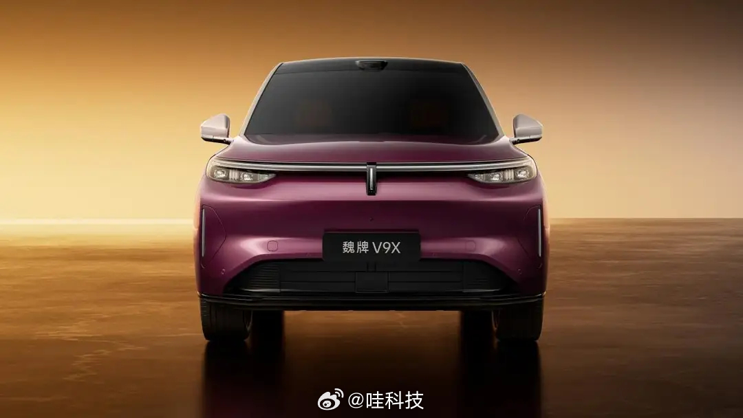 3月9日，魏牌V9X造型美学全球首秀在保定举办，魏建军以代言人身份亮相，用三个“