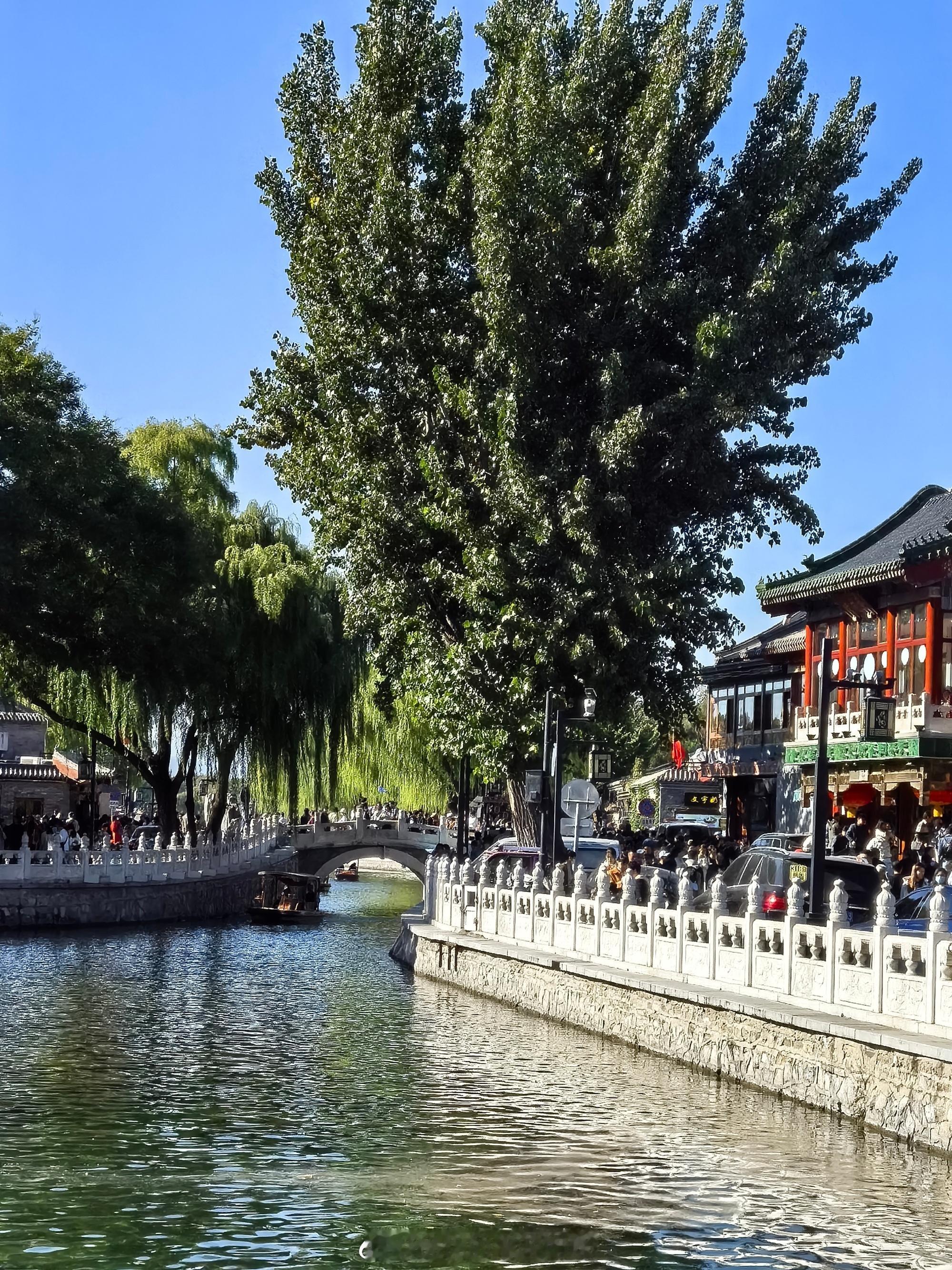 五一假期各地餐厅进入人从众模式  五一出门吃饭，算是真真切切体会到啥叫人从众了。