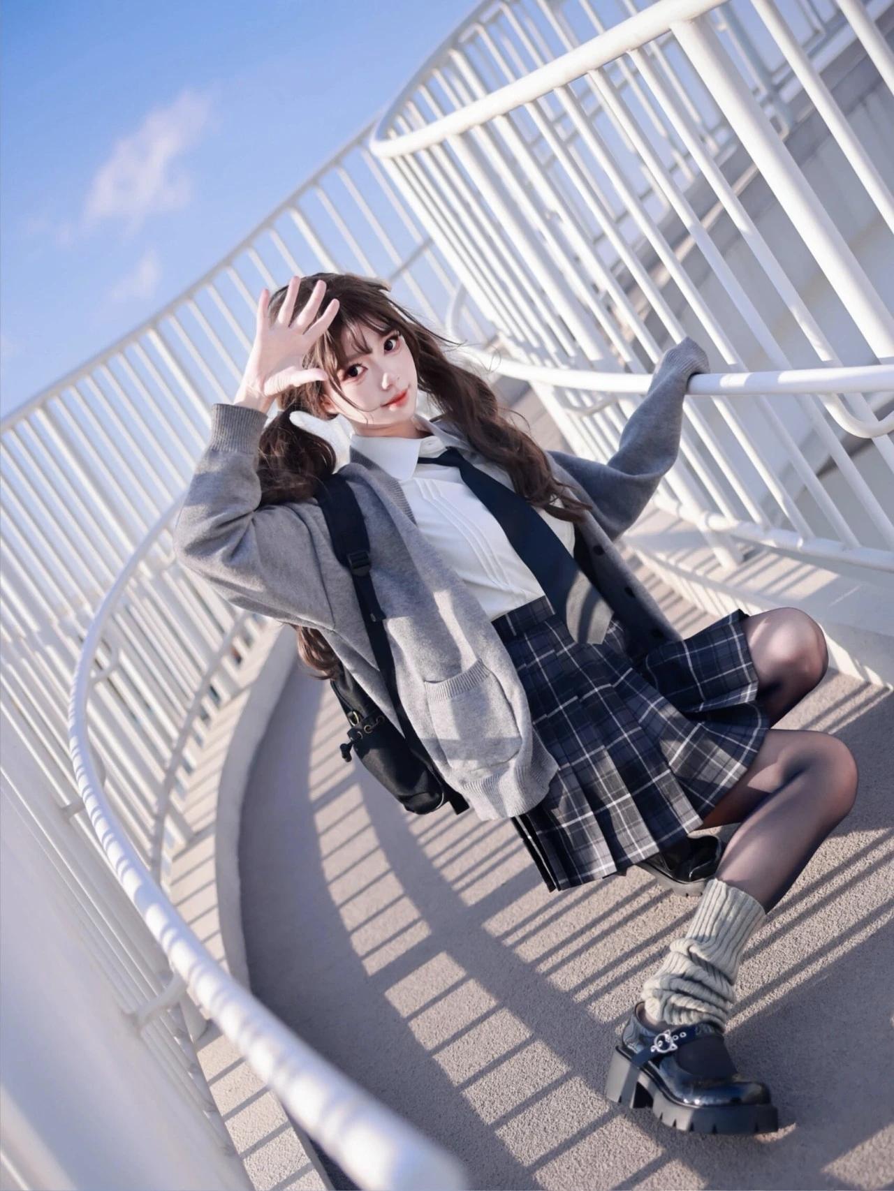 桥上少女笑，风中发丝飘。时尚街头少女风采分享