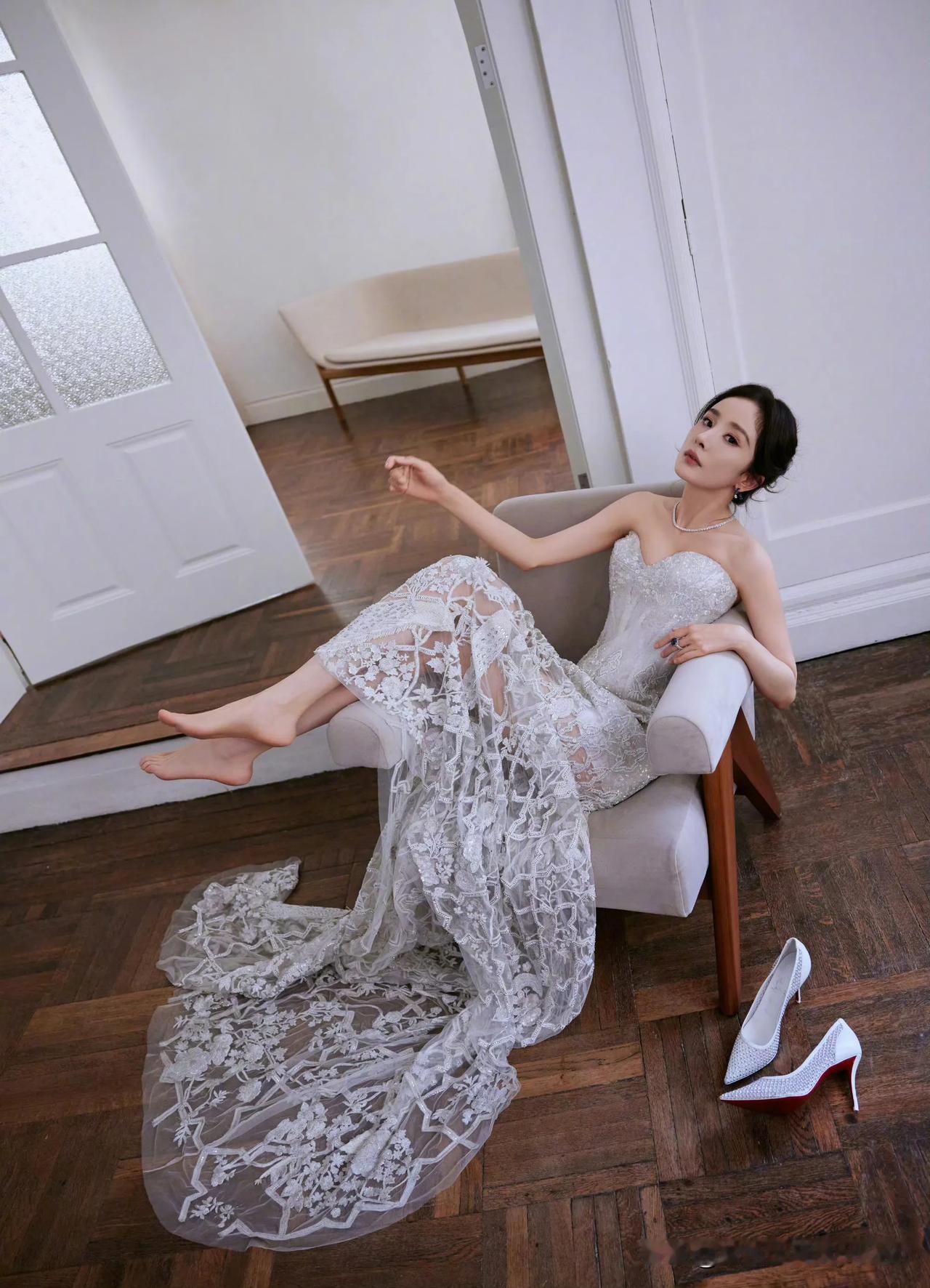 杨幂高跟鞋挺白的哈