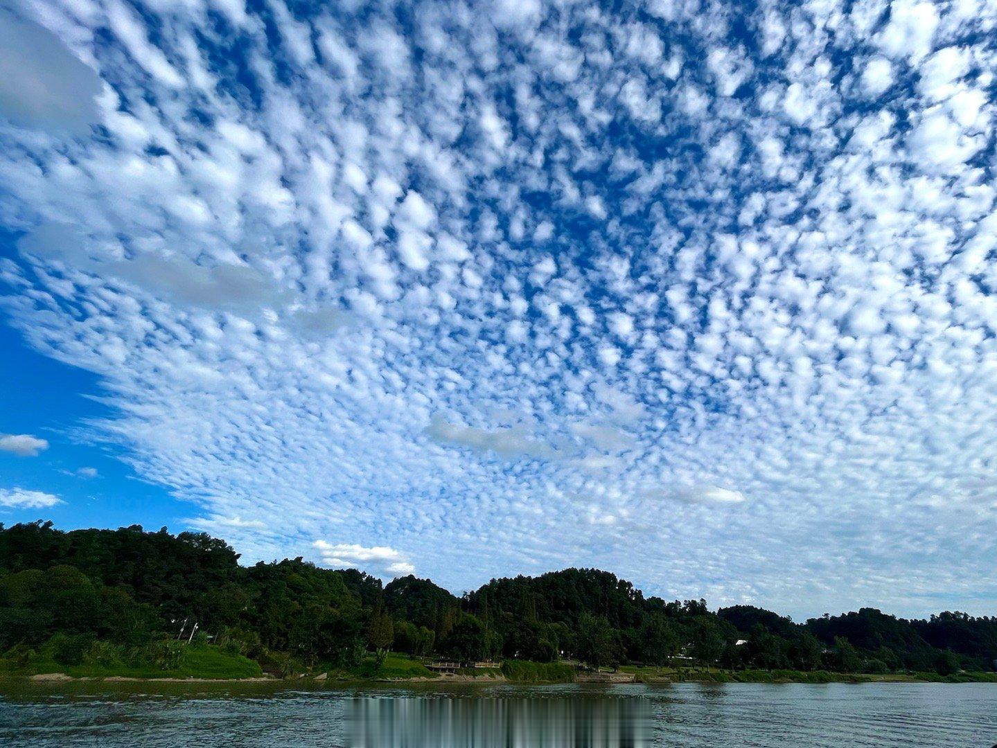 我们自驾游到达乐山大佛景区时祥云满天，彩霞浪漫，真是太幸运了！笑口常开、大肚能容