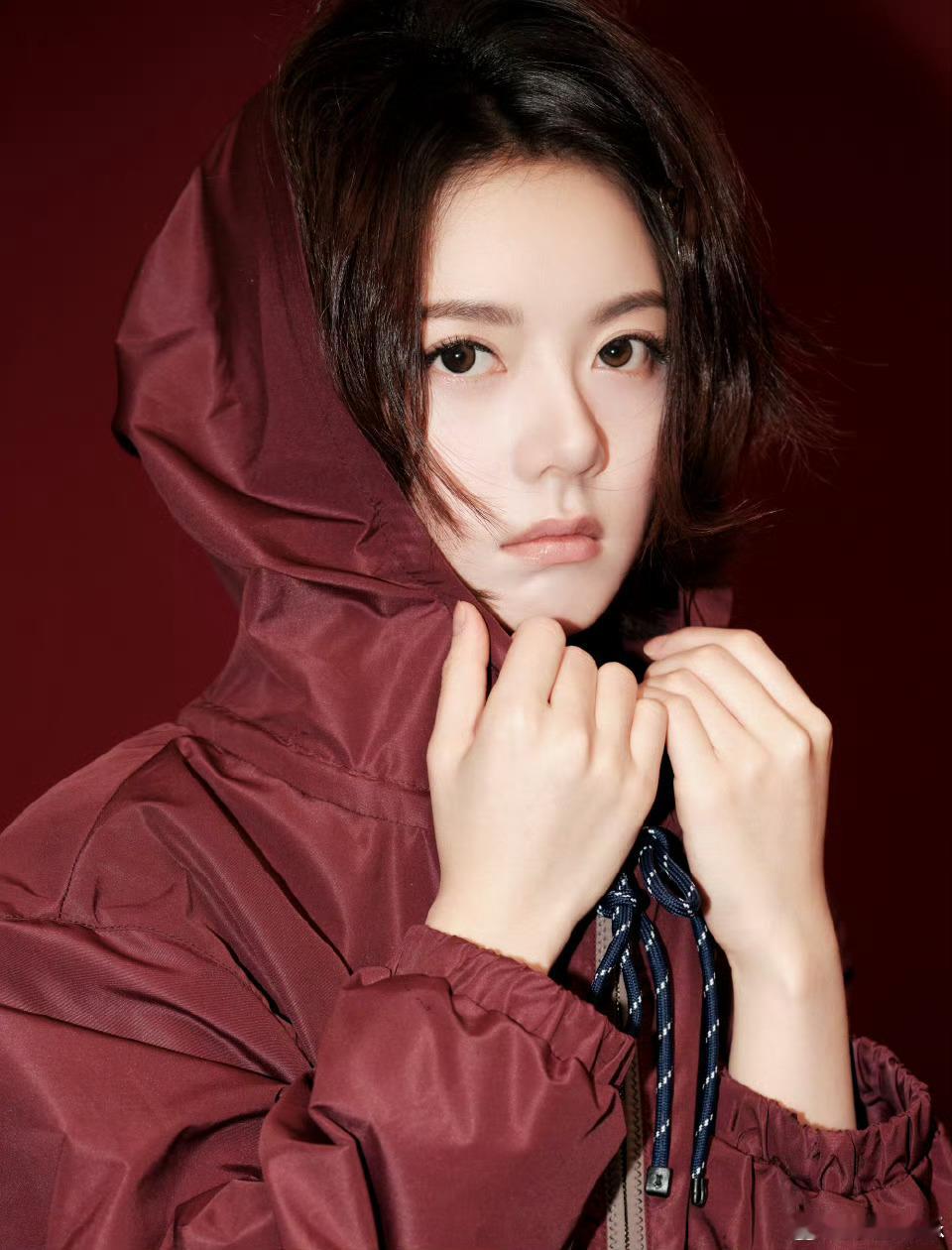 赵今麦miumiu活动出图不知道反正赵今麦的造型很曼妙～一股美式甜酷风，好爱