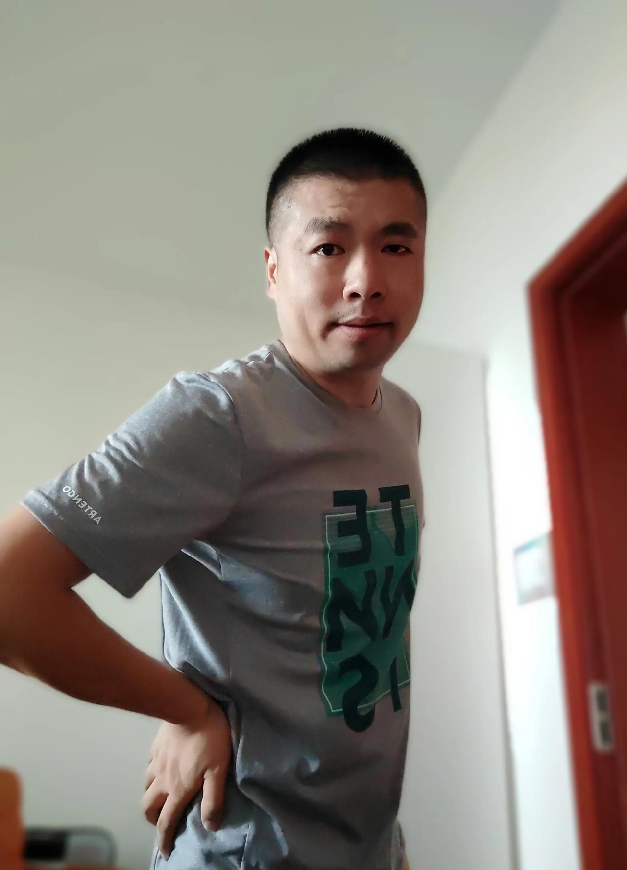 男，41岁，大专学历，电气自动化专业，目前入职一个小厂做装配电工，工资5500，