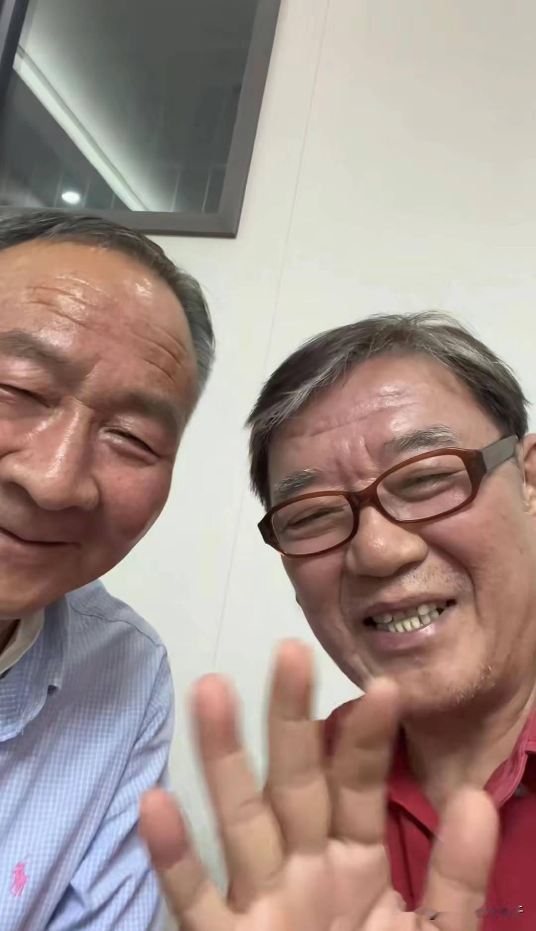 1990年，李立群从台湾回到大陆，找到了同父异母的大哥，见到大哥家一贫如洗，他拿