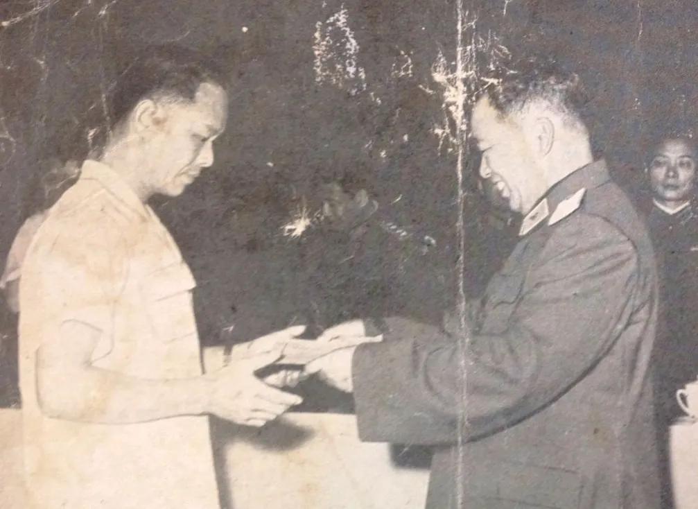 1963年，蒋军飞行员徐廷泽驾机起义后，一张罕见的留影，从镜头中我们可以看到，刘