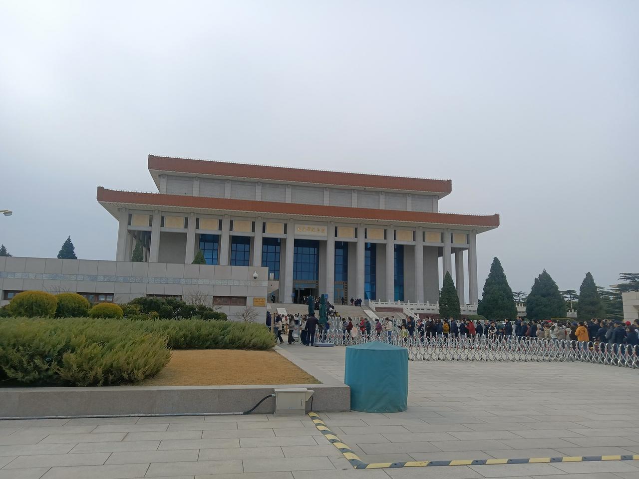 今天有幸瞻仰了毛主席的遗容！
心情非常激动！终于看到了全国人民永远怀念和敬仰的伟