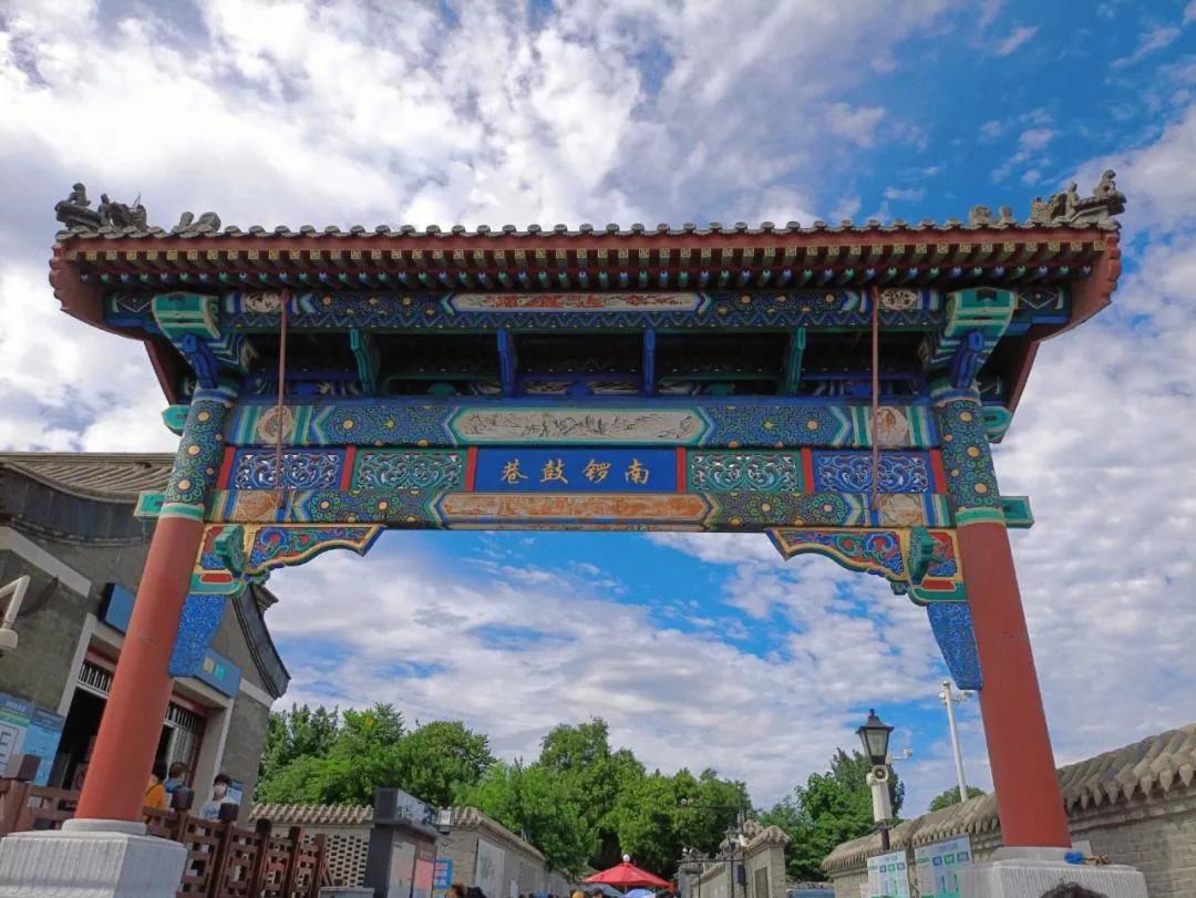北京南锣鼓巷
文/冯继兴

蜈巷明清界两坊，骈门列肆缓徜徉。
青阶暗掠彤闱影，老