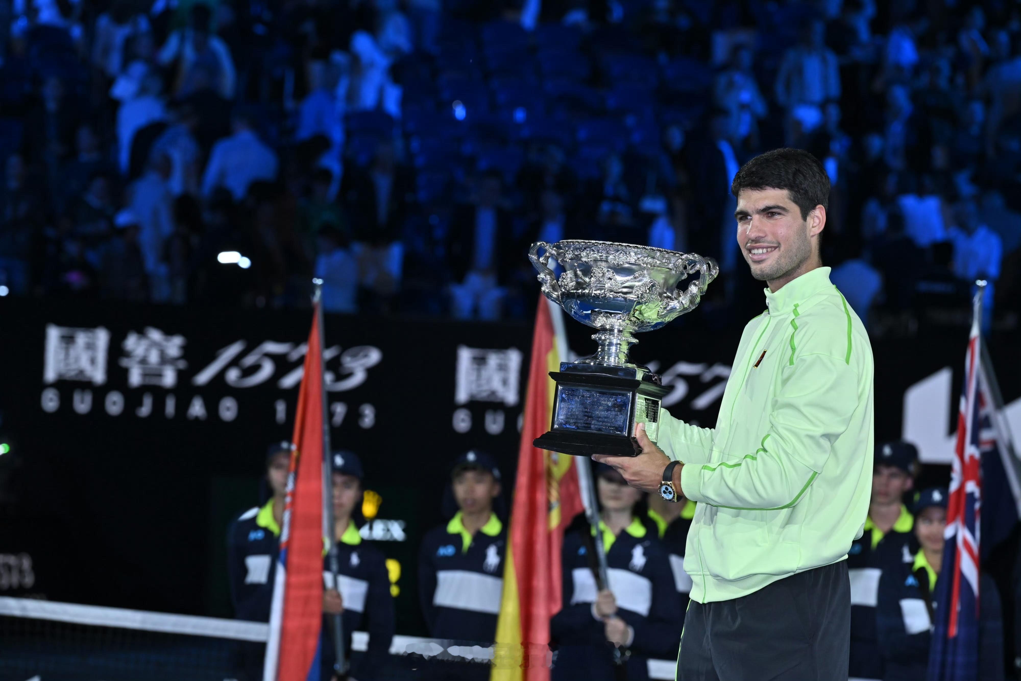 劳力士代言人阿尔卡拉斯，过去总被放在“像谁”的讨论里：有人说他像费德勒的灵动，有